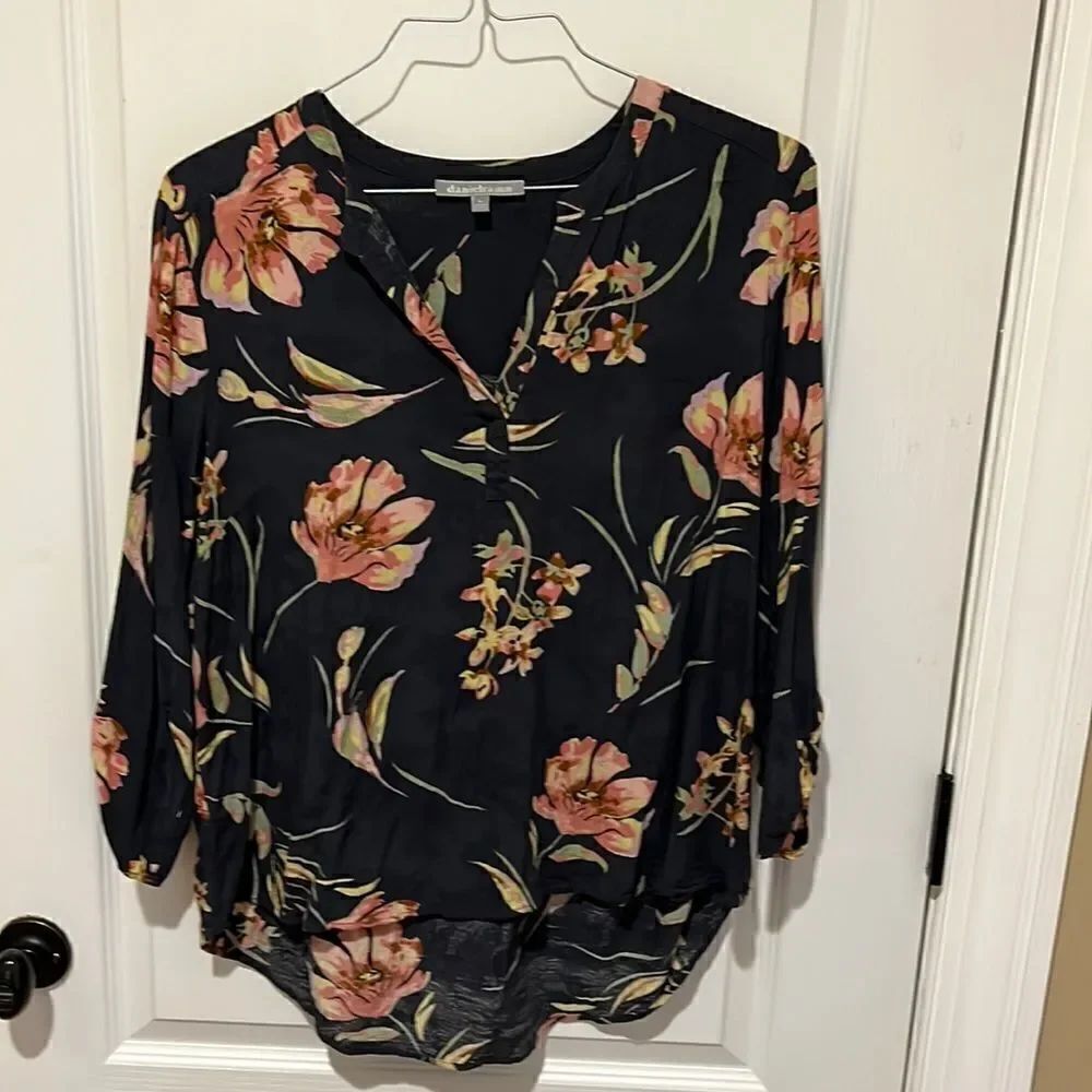 Daniel Rain Blouse koda split neck blouse dark Gray with Pink floral print